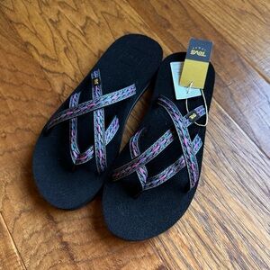Teva Olowahu Black Strappy Sandals Size 7